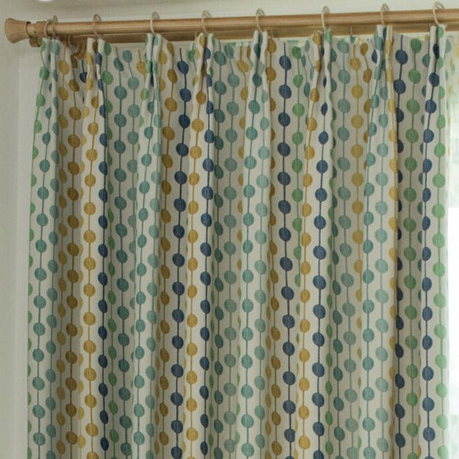 Zielona zasłona w kolorowe kropki
