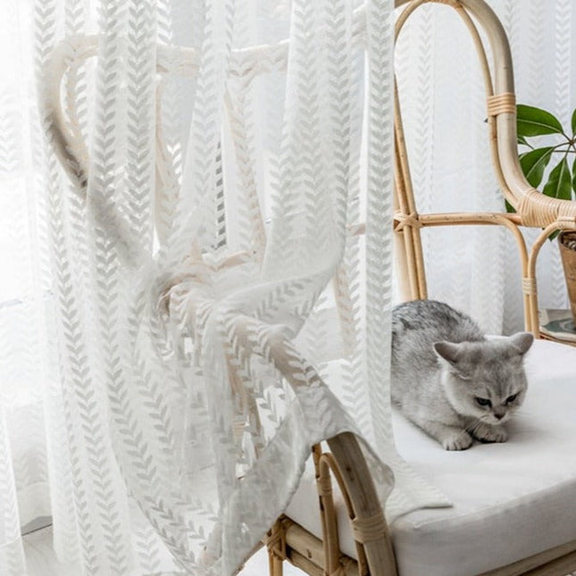 Firana filtrująca światło w geometryczne wzory