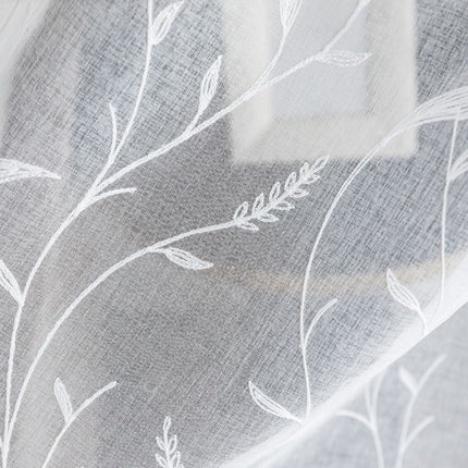 Lniana firanka z białym haftem roślinnym