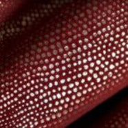 Bordowa zasłona zaciemniająca do sypialni