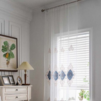 Elegancka firana z niebieskim haftem