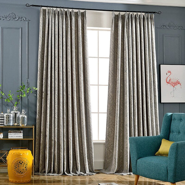 Szara strukturalna zasłona zaciemniająca na przelotkach.