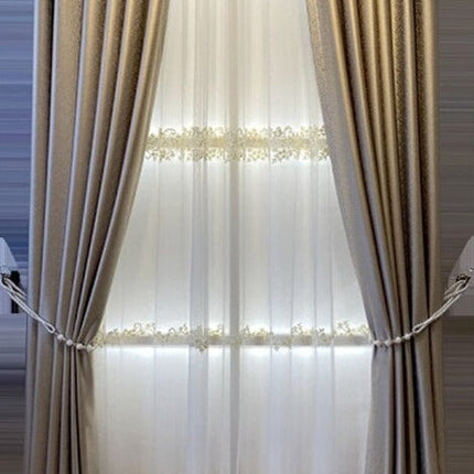 Złota błyszcząca zasłona zaciemniająca z kropkami