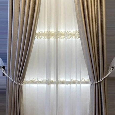 Złota błyszcząca zasłona zaciemniająca z kropkami