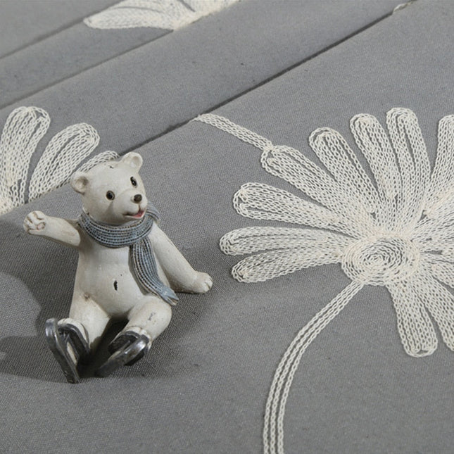 Zasłona z haftowanym kwiatowym wzorem