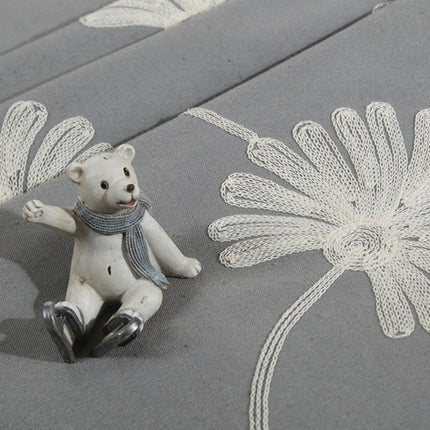 Zasłona z haftowanym kwiatowym wzorem