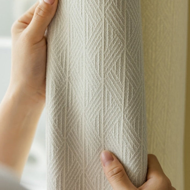 Beżowa zasłona zaciemniająca o strukturze lnu