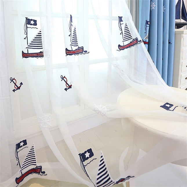 Firana lniana z haftowaną żaglówką