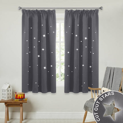 Jasnoniebieska gładka zasłona na przelotkach.