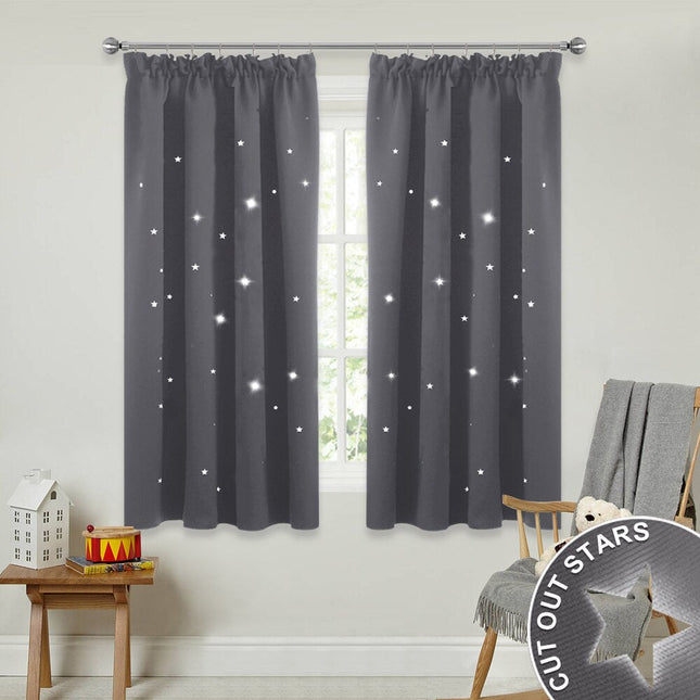 Jasnoniebieska gładka zasłona na przelotkach.