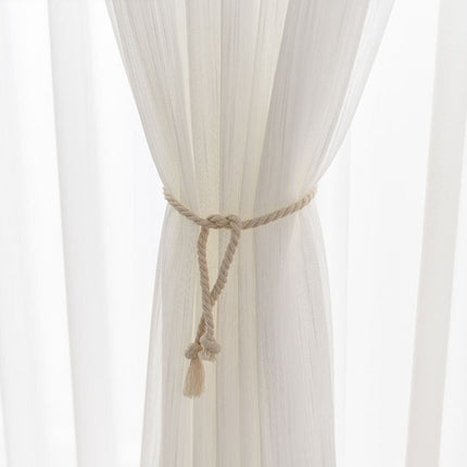 Biała firana z delikatnym wzorem