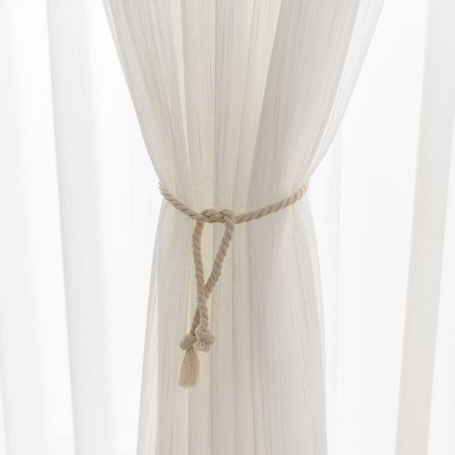 Biała firana z delikatnym wzorem