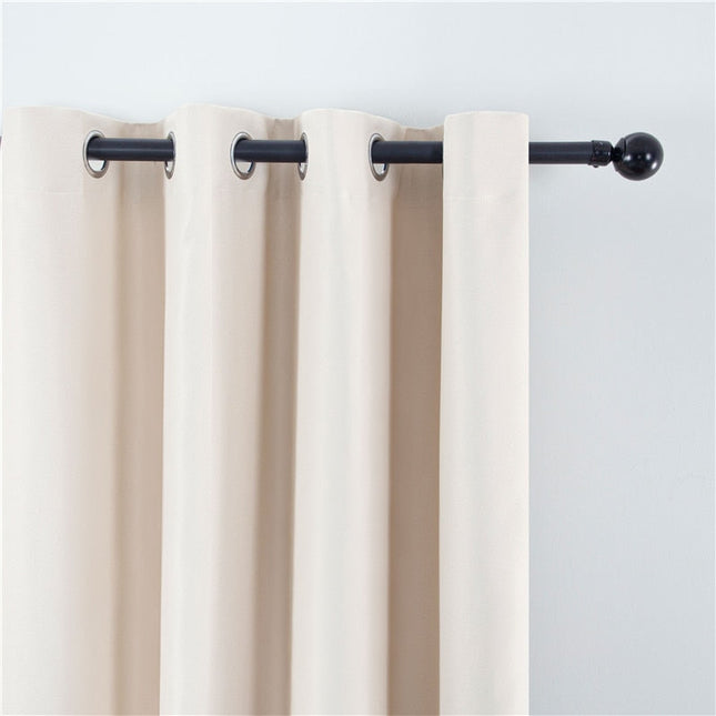 Beżowa zasłona zaciemniająca do salonu
