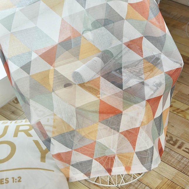 Kolorowa firana w geometryczne trójkąty