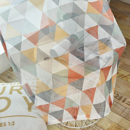 Kolorowa firana w geometryczne trójkąty