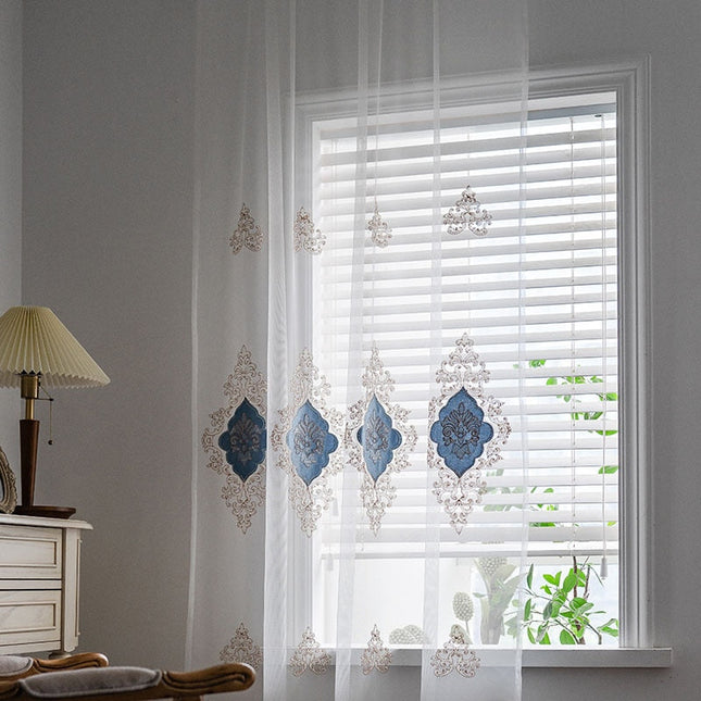 Elegancka firana z niebieskim haftem