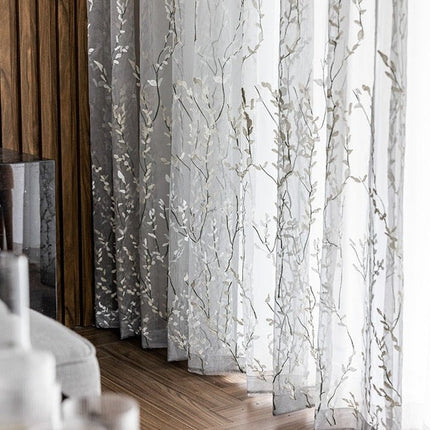 Delikatna firana w haftowane gałązki