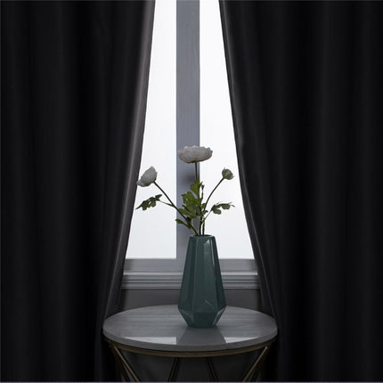 Gładka różowa zasłona zaciemniająca na przelotkach