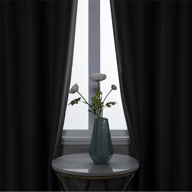 Antracytowa gładka zasłona zaciemniająca na przelotkach