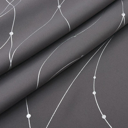 Szara zasłona zaciemniająca ze srebrną nitką.