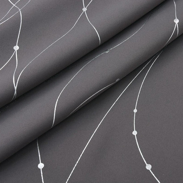 Szara zasłona zaciemniająca ze srebrną nitką.