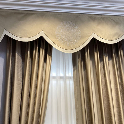 Złota błyszcząca zasłona zaciemniająca z kropkami