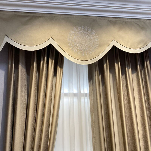 Złota błyszcząca zasłona zaciemniająca z kropkami