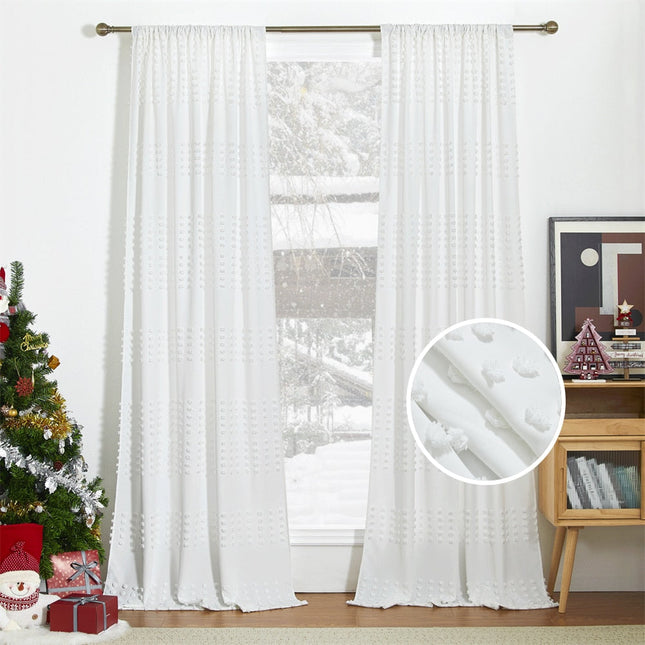 Biała firana z ozdobnymi kropkami