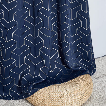 Granatowa zasłona ze złotym geometrycznym wzorem