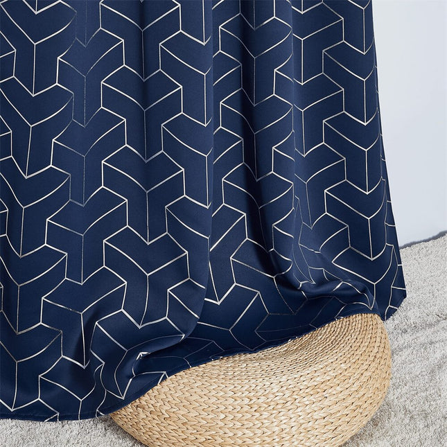 Granatowa zasłona ze złotym geometrycznym wzorem