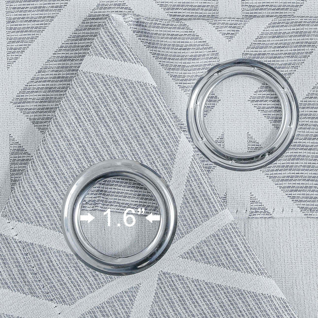 Jasnoszara zasłona zaciemniająca w geometryczny wzór