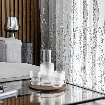 Delikatna firana w haftowane gałązki