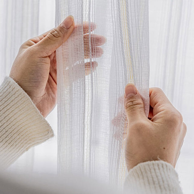 Półprzezroczysta zasłona w paski na rzep