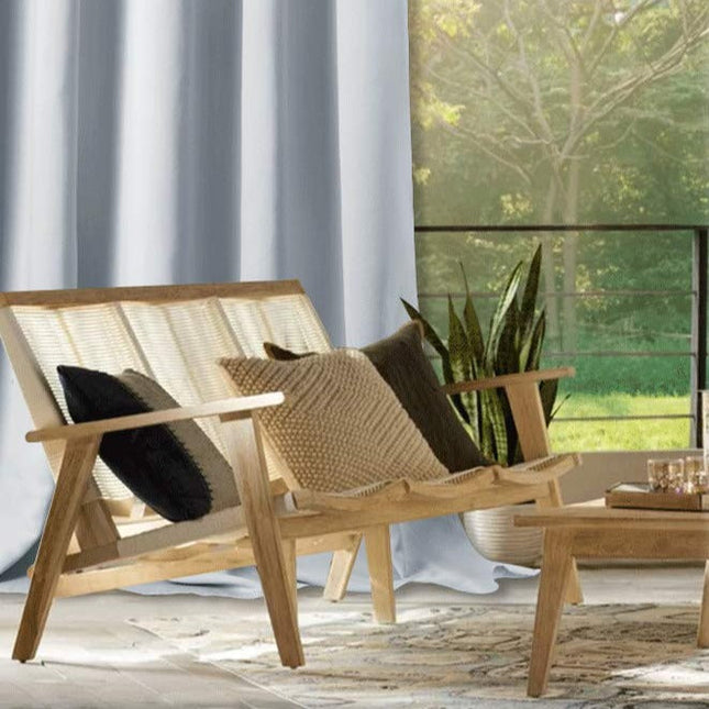 Biała wodoodporna zasłona na taras.