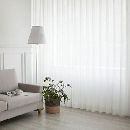 Gładka biała firana do nowoczesnego wnętrza