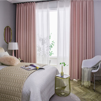 Różowa zasłona zaciemniająca do sypialni