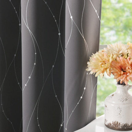 Szara zasłona zaciemniająca ze srebrną nitką.