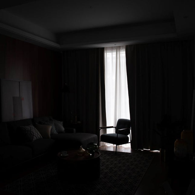 Biała zasłona zaciemniająca o strukturze lnu