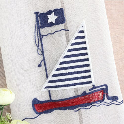 Firana lniana z haftowaną żaglówką