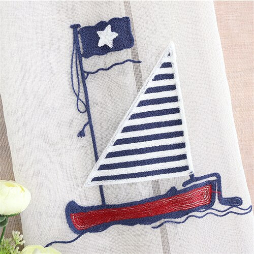 Firana lniana z haftowaną żaglówką