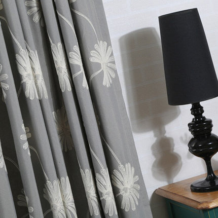 Zasłona z haftowanym kwiatowym wzorem