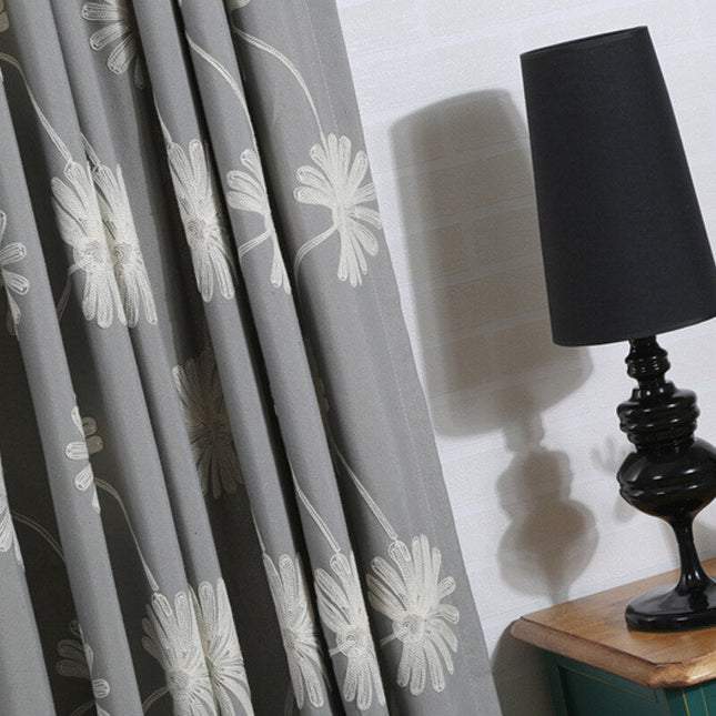 Zasłona z haftowanym kwiatowym wzorem