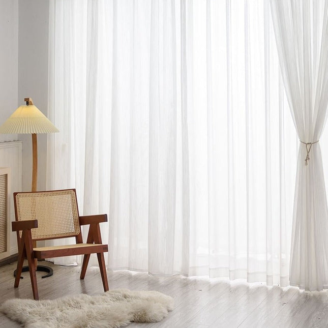 Biała firana z delikatnym wzorem