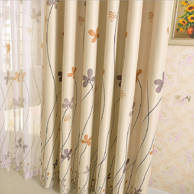 Zasłona zaciemniająca w duże kwiatowe wzory.