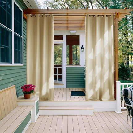 Brązowa zasłona zewnętrzna na balkon na przelotkach.