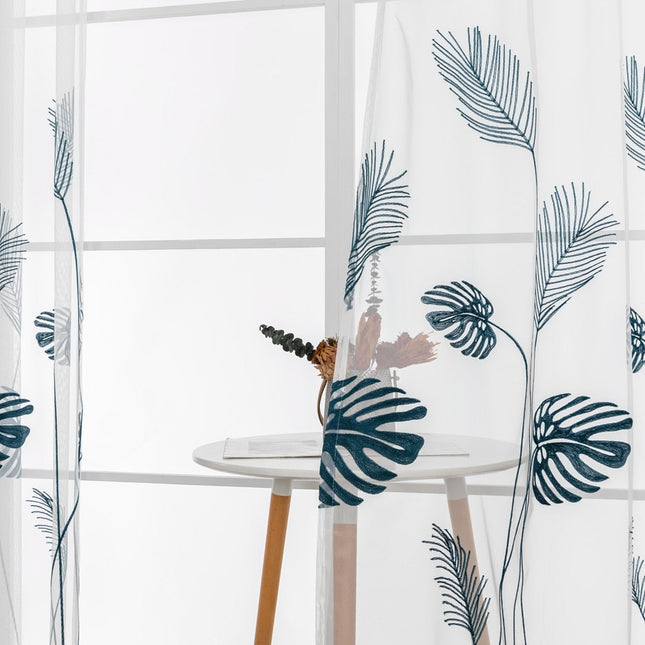 Firana z haftowanymi liśćmi monstery