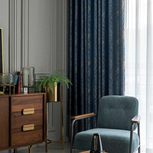 Granatowa zasłona zaciemniająca do salonu