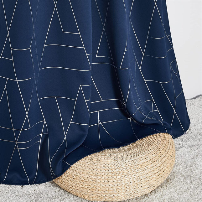 Niebieska zasłona w geometryczne srebrne wzory