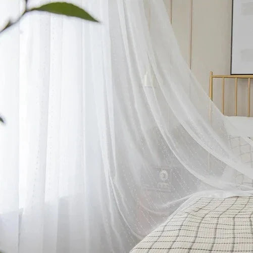 Biała firana w haftowane kropki