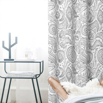 Biała zasłona na przelotkach we wzór paisley